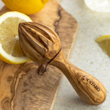 Presse-citron en bois d'olivier "The Juicy Lemon