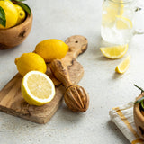 Presse-citron en bois d'olivier "The Juicy Lemon