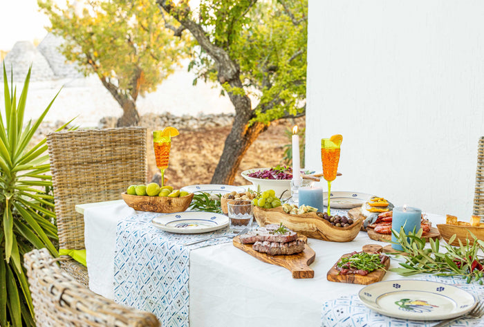 Olivenholz auf Tisch in Italien