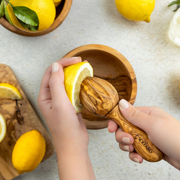 Olive wood lemon squeezer "The Juicy Lemon